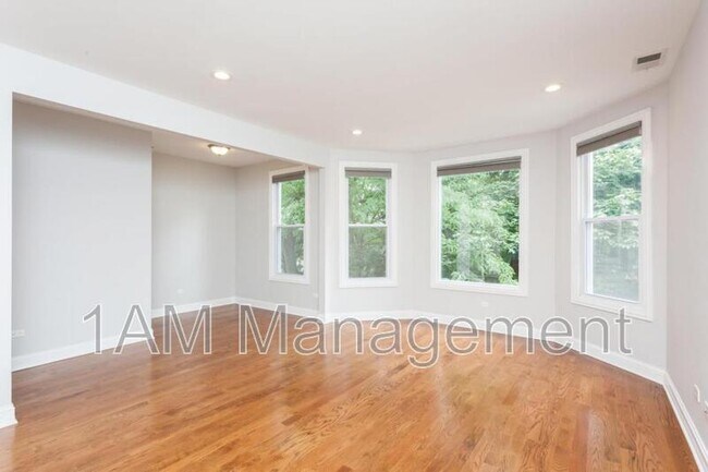 Building Photo - 3242 N Ridgeway Ave