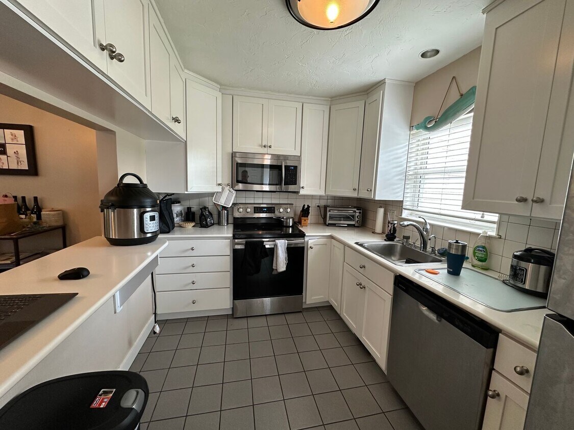 Foto principal - Townhouse, Central AC, 2 Parking Spots