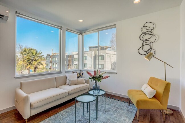 Building Photo - Modern 3-bedroom, 2-bathroom Townhome! Ava...