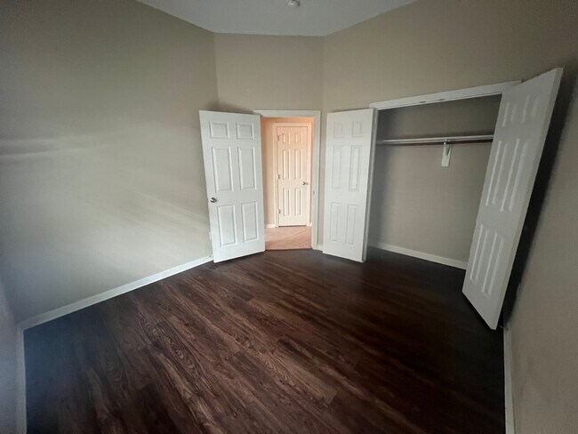 Building Photo - 415 Burris Park Dr