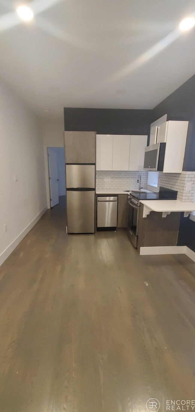 Building Photo - 2 Phillips St