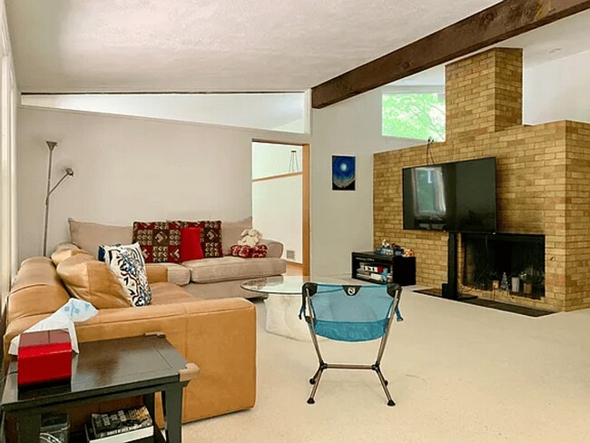 Foto del edificio - 30 Peacock Farm Rd