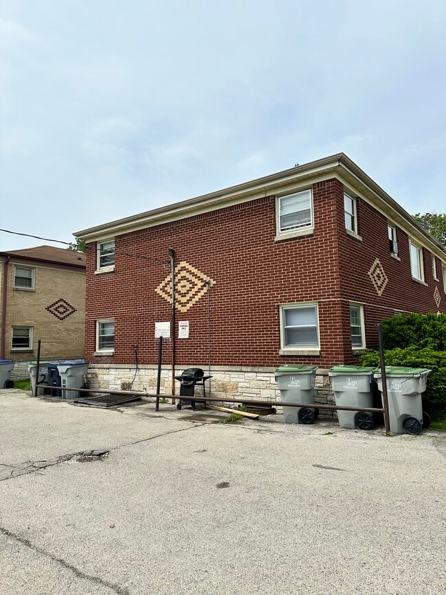 Building Photo - 2950 S 60th St