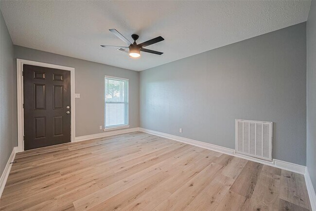 Building Photo - 2219 Raspberry Ln
