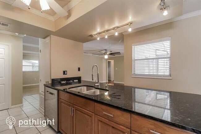 Foto del edificio - 328 Heather Avenue