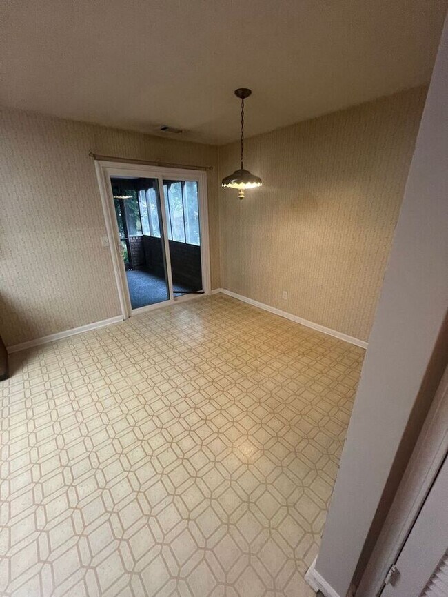 Building Photo - Beautiful 2 bedroom 1.5 bath town home!