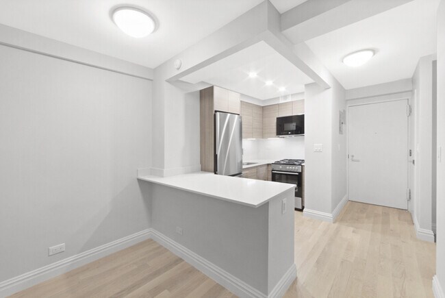 Building Photo - 340 E 51st St