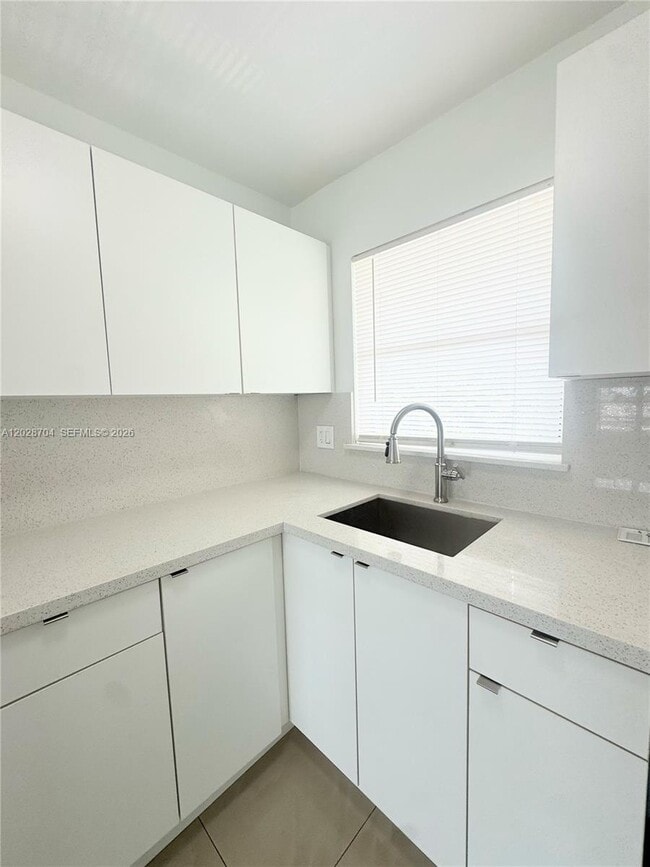 Foto del edificio - 8110 Sunrise Lakes Blvd