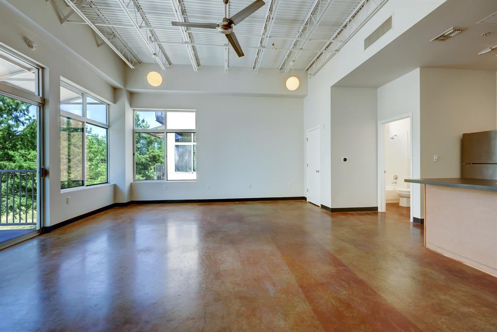 Primary Photo - 2401 E 6th St