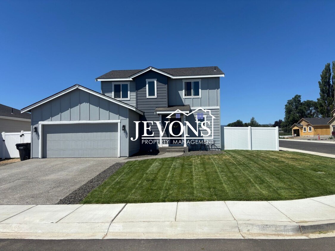 Primary Photo - Beautiful 4-bedroom home with fenced backy...
