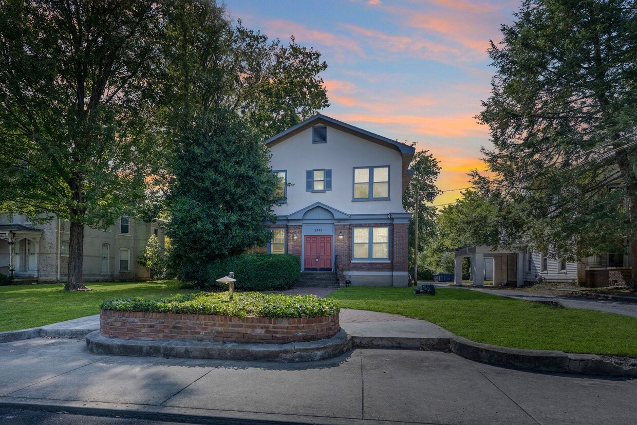 Primary Photo - Charming Historic 2BR Apartment with Garag...