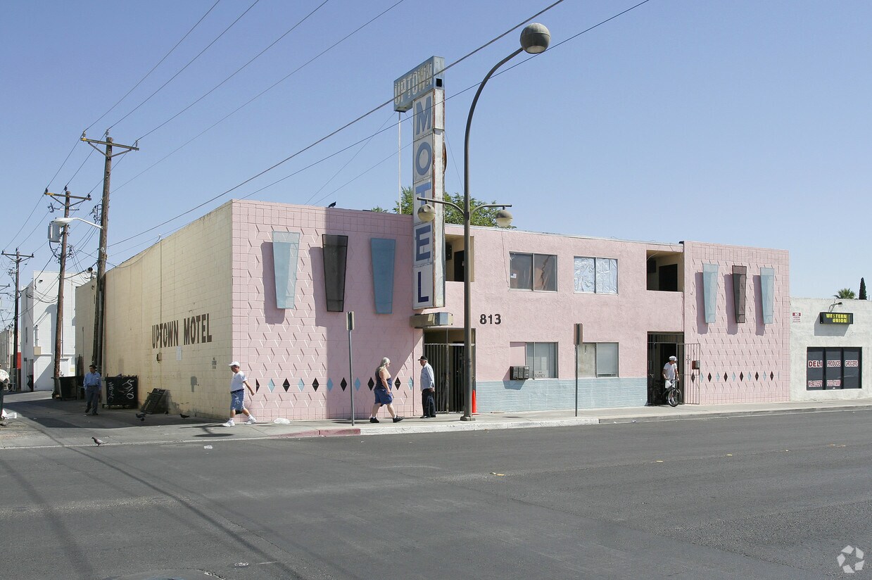 Primary Photo - 813 E Ogden Ave