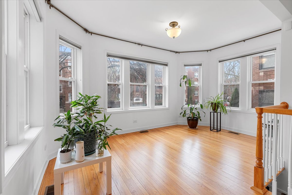 Primary Photo - 6445 N Greenview Ave