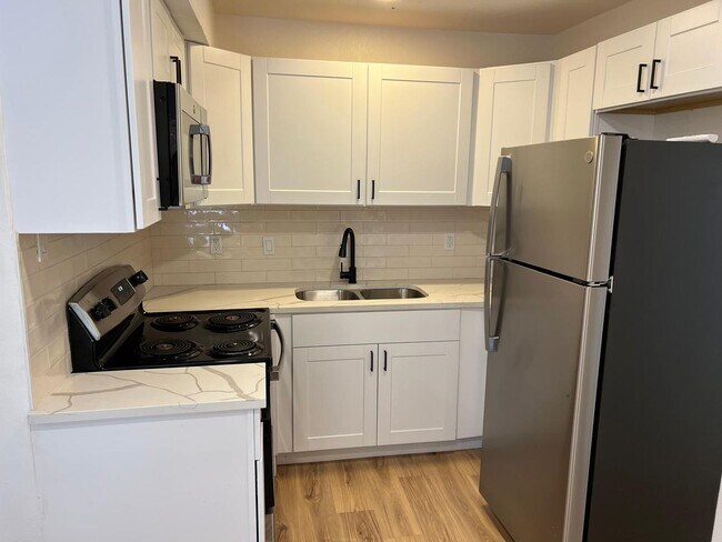 Foto del edificio - Charming Renovated 1 Bed / 1 Bath Apartment – Quiet North Dallas Living
