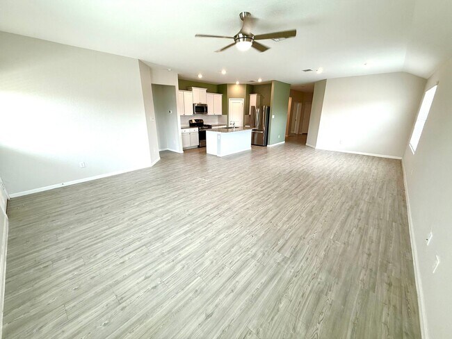 Foto del edificio - **APPLICATION RECEIVED** FIRST TIME RENTAL...