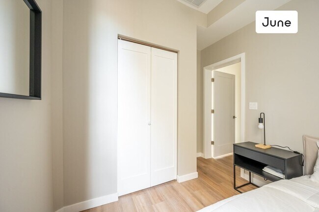Foto del edificio - ROOM ONLY in 3-bed/3.0-bath Home