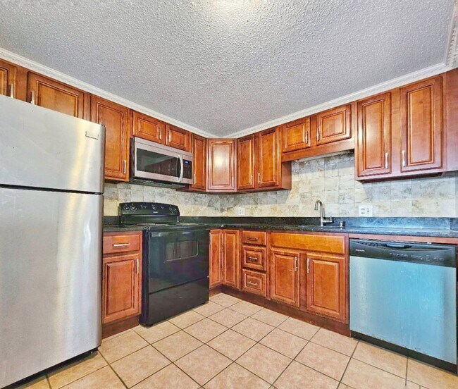 Foto del edificio - Beautiful renovated 3 bed 2 bath townhouse with deeded parking and easy Highway access