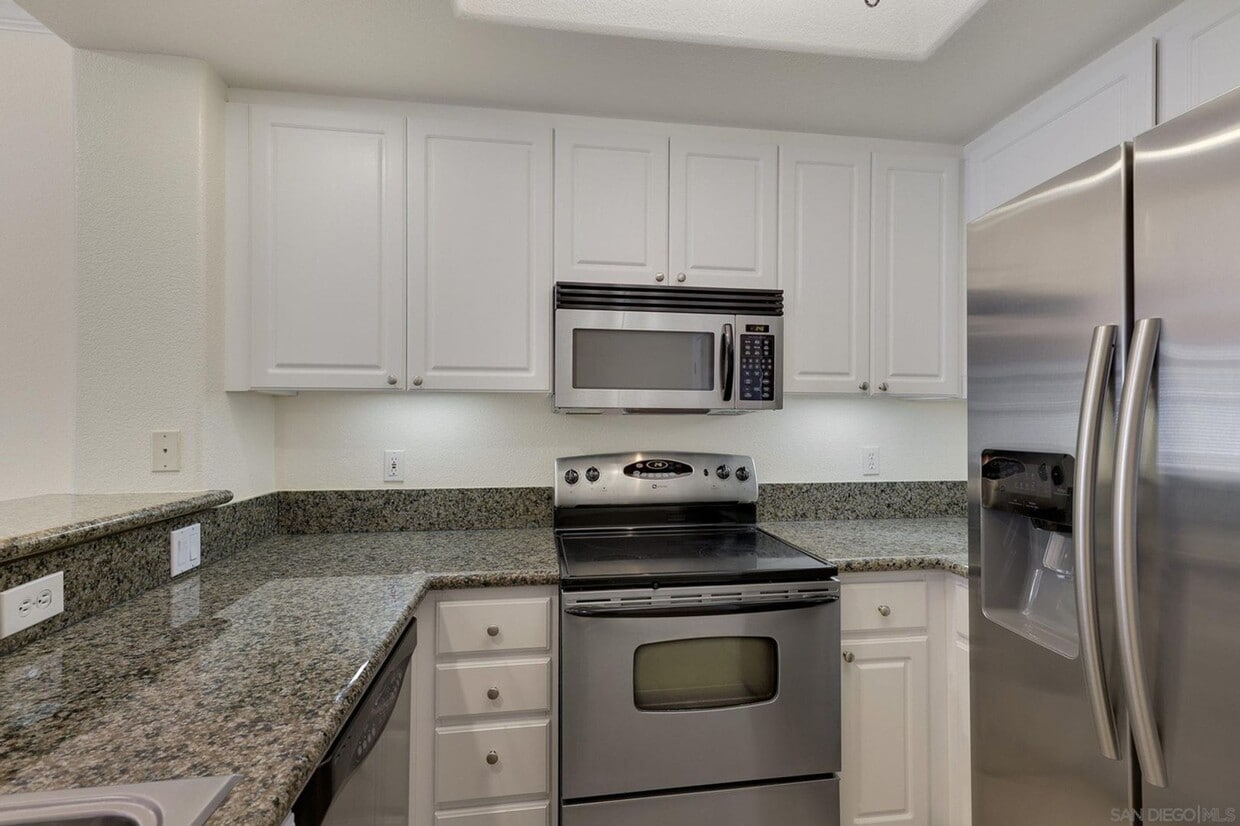 Primary Photo - Beautiful 1 bedroom, 1 bath condo in La Jo...