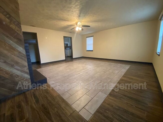Building Photo - 1083 Kings Mill Run N