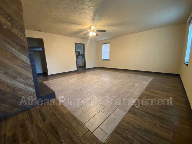 Foto del edificio - 1083 Kings Mill Run N
