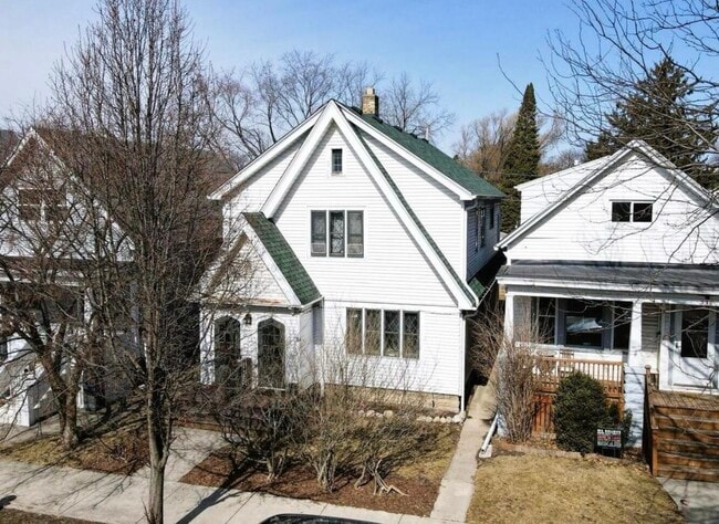 Building Photo - 332 E Schiller St