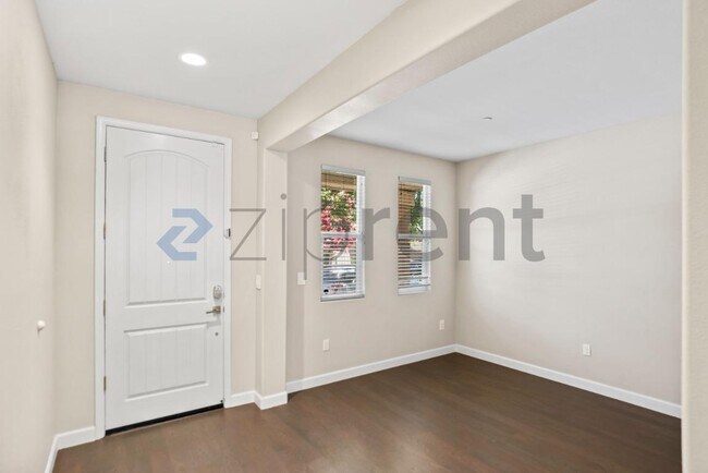 Building Photo - Unit
