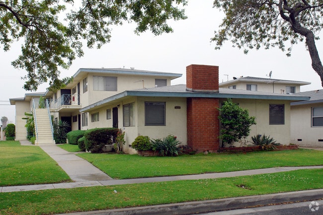 Building Photo - 2604 W El Segundo Blvd