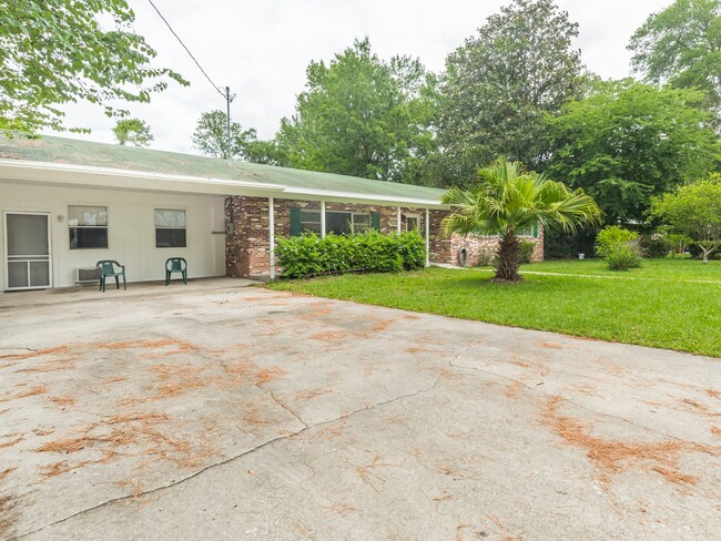 Building Photo - Freshly Painted 3/2 Pool Home with Attached 1/1 Apartment in NW Central Gainesville!