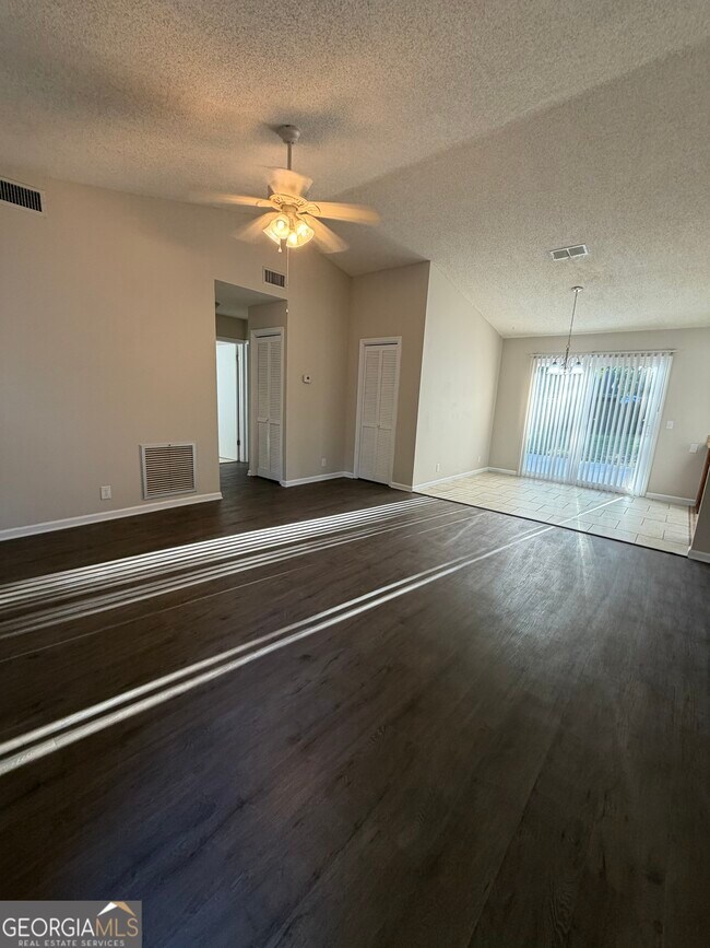 Building Photo - 107 Pineneedle Ct