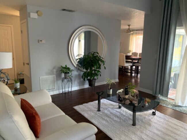 Building Photo - 768 Country Woods Cir