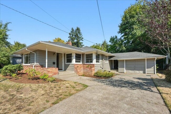 Building Photo - Spacious, Newly Renovated 5-Bedroom Home N...