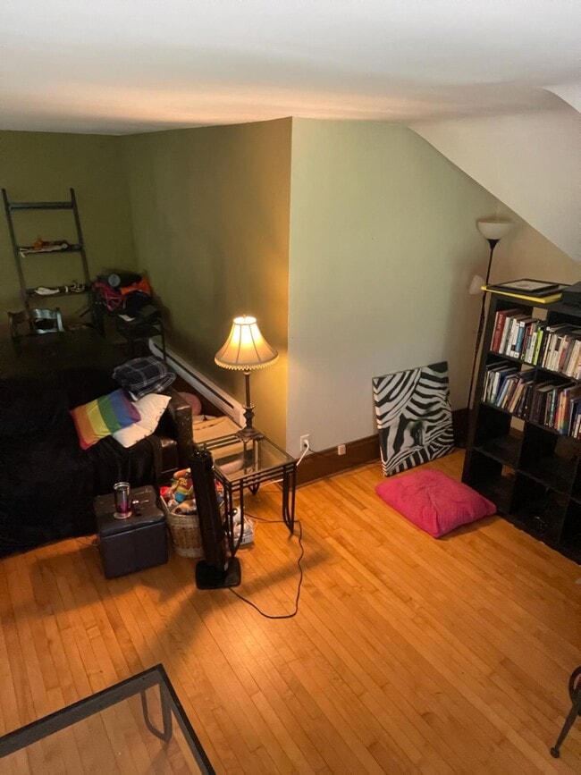 en la sala de estar - 373 Maple St