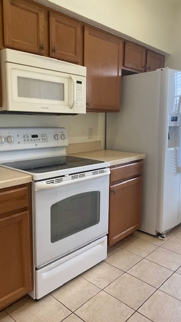 Foto del edificio - Gorgeous Light & Bright 3 Bedroom 2.5 Bath Townhome Corner Unit!!