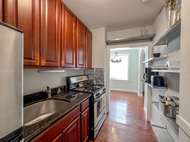Building Photo - 539.5 W Surf St