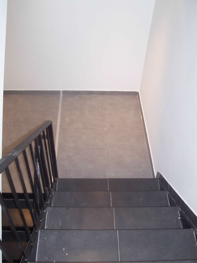 Building Photo - 42 Scholes St