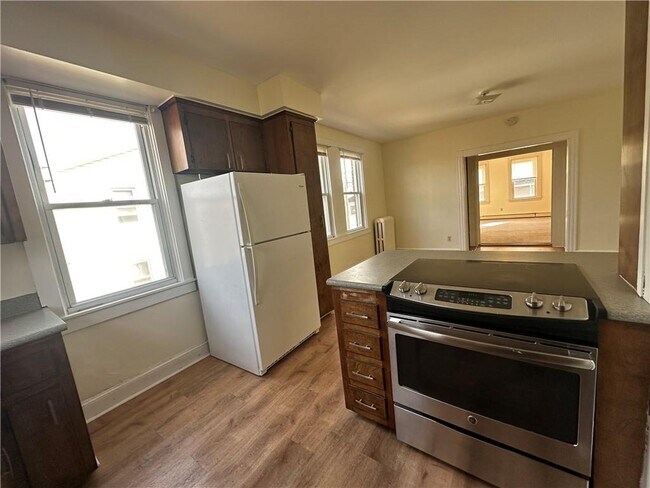 Foto del edificio - 6 Russell Ave