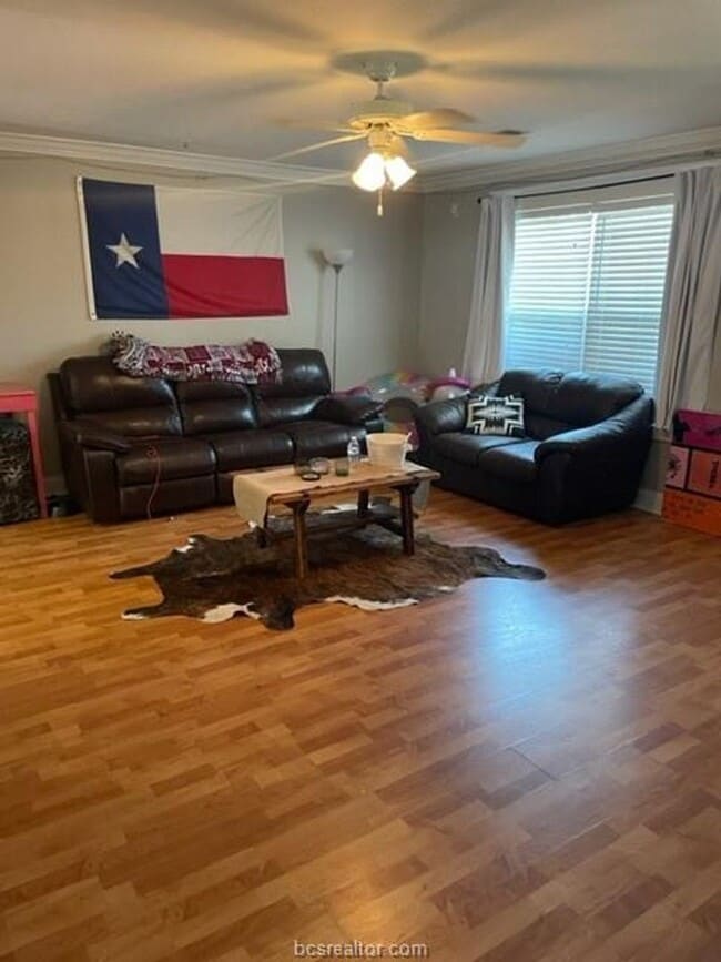 Building Photo - July Move-In! Spacious 3 Bedroom/3 Bathroo...