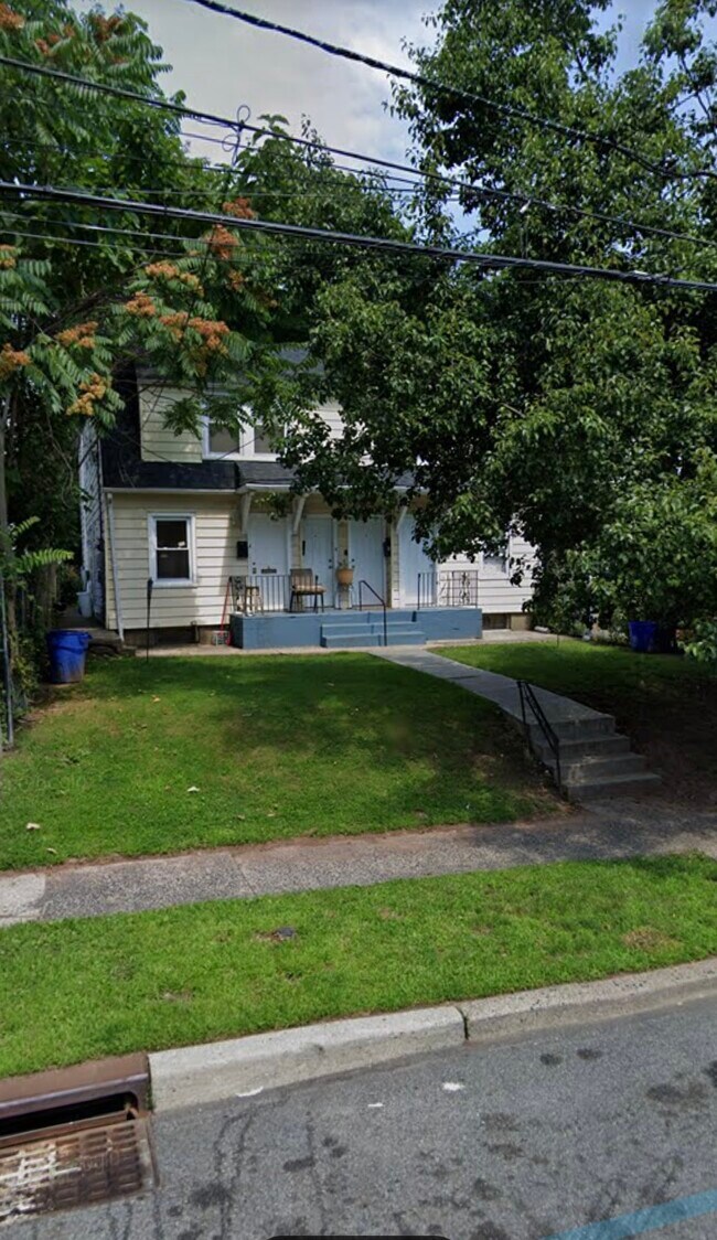 Foto del edificio - 118 Maple Ave
