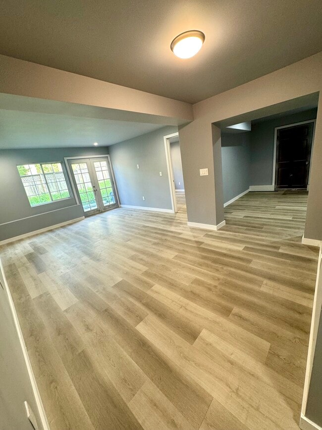 Building Photo - 881 Skyline Dr