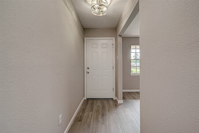 Building Photo - 8619 Valley Meadow Dr
