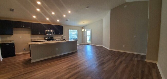 Foto del edificio - 4-Bedroom, 2-Bathroom in Winter Haven