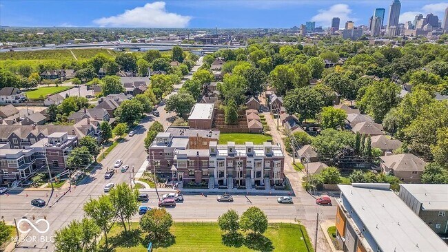 justo al norte del centro de la ciudad - 675 E 16th St