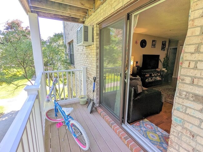 Building Photo - 10 Kenmar Dr