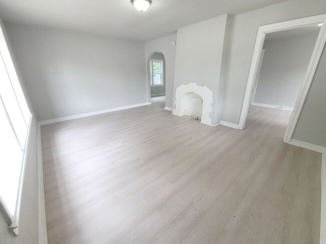 Building Photo - 2 Bed/1 Bath in historic duplex close to T...