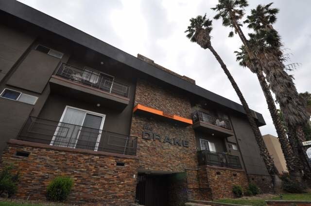 Foto principal - 6512 Woodman Ave