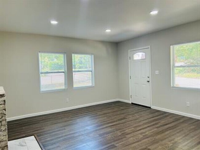 Foto del edificio - 2/1 Available Now Conveniently Located In Cherrydale!