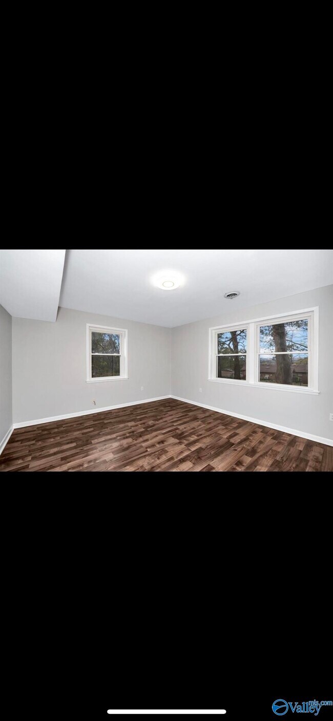 Building Photo - 4210 Killarney Dr NW