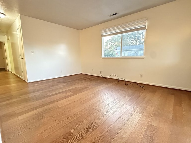 Foto del edificio - 966 Glendale St W