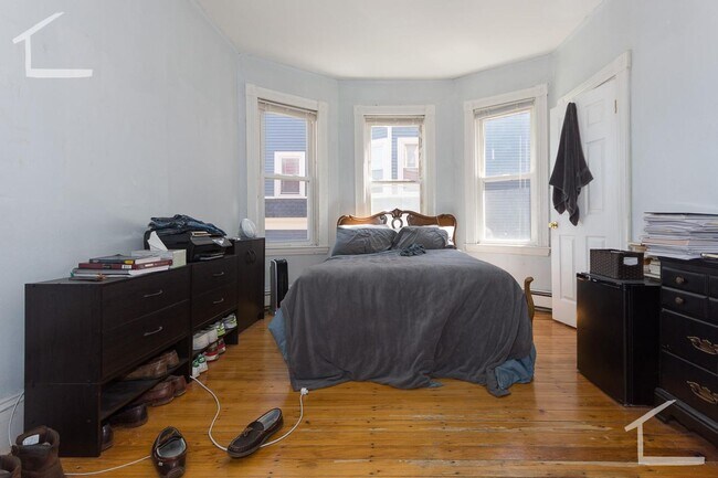 Building Photo - 160 Hillside St