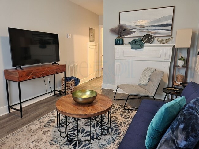 Building Photo - Cozy Apartment located near UAMS!
